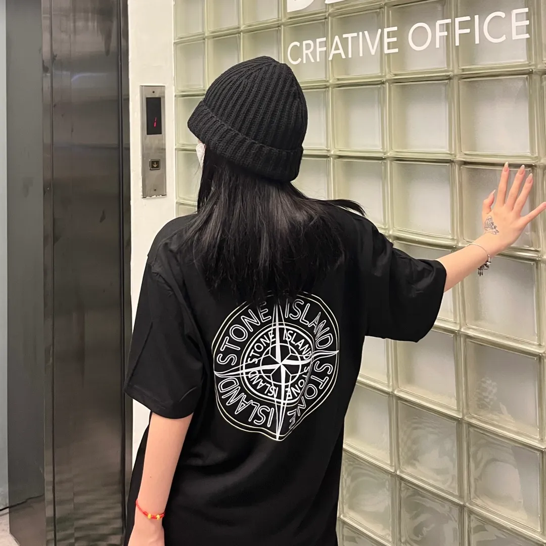 W609#P110💰 Stone Island has a large compass logo on the back of Stone Island. Logo printed short-sleeved men's and women's loose casual T-shirts. Made of 260 grams of combed cotton, 32-count double yarn, double threads and two needles to press the thread. No deformation after long-term washing. Imported 3D printing, no fading, no cracking. Washable double tags. Original packaging. Color: black-white. Size M-XXL.